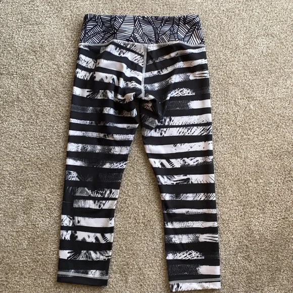 NWOT Lululemon black and white patterned capri leggings. Size 6?? - Picture 6 of 7